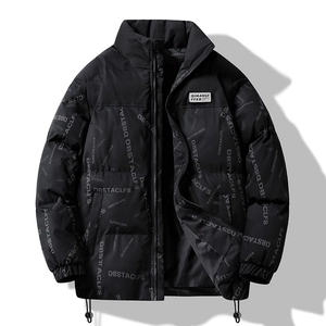 Schwarze Herren-Steppjacke mit Allover-Buchstabendruck und Stehkragen für den Winter