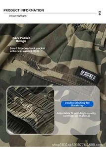 Dettaglio dei pantaloni cargo mimetici con tasca posteriore, etichetta tessuta e cuciture