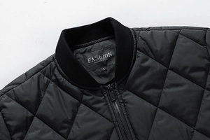 Detailaufnahme der schwarzen Steppjacke mit Rautenmuster und Strick-Rippkragen