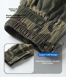 Dettaglio dei pantaloni cargo mimetici in cotone con polsini elastici e cerniere metalliche funzionali
