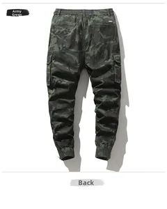 Vista posteriore dei pantaloni cargo mimetici con vita elastica e ampie tasche a patta