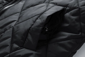 Detailansicht der schwarzen Herren-Steppjacke mit Rautenmuster und Metall-Druckknopftasche