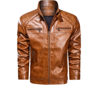 Détail de la veste en cuir PU marron caramel avec épaules matelassées et fermetures éclair