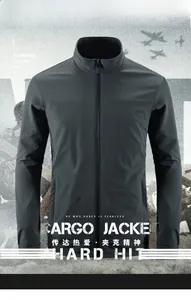 Vorderansicht der dunkelgrauen winddichten Cargo-Jacke mit Stehkragen und Reißverschluss