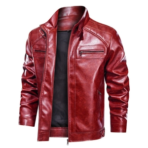 Détails du blouson motard en cuir PU bordeaux avec matelassage diamant et zips métalliques