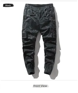 Vista frontale dei pantaloni cargo camouflage neri con coulisse in vita e zip sul fondo