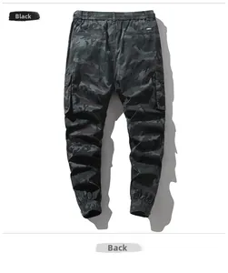 Vista posteriore dei pantaloni cargo camouflage neri con vita elastica e polsini