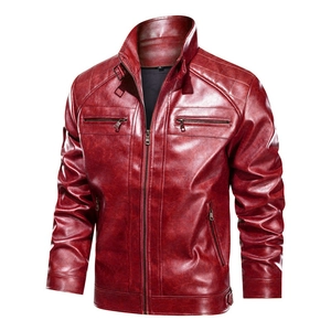 Vue de face de la veste homme en simili cuir rouge foncé vintage avec épaules matelassées