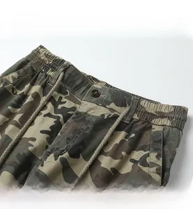 Dettaglio della vita elastica con coulisse dei pantaloni cargo in cotone mimetico