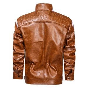 Vue arrière de la veste en cuir PU marron avec épaules matelassées et col montant pour homme