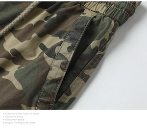Dettaglio di pantaloni cargo mimetici con vita elastica, coulisse beige e tasche laterali