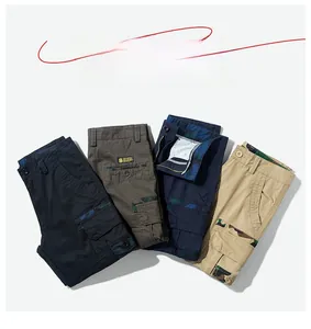Détail de shorts cargo multi-poches en sergé de coton bleu marine, vert et kaki