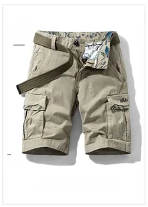 Détail du short cargo kaki montrant les poches utilitaires, la ceinture et la broderie Relax