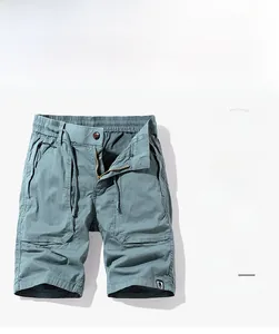 Détail du short cargo gris pour homme avec taille élastique à cordon et tissu en sergé
