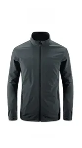 Detail der dunkelgrauen Sportjacke mit Stehkragen und verstellbaren Knopfmanschetten
