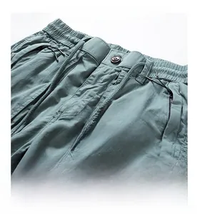 Détails du short cargo homme avec taille élastique, cordon de serrage et poche zippée