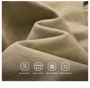 Gros plan sur le tissu sergé kaki montrant des propriétés respirantes et anti-froissage