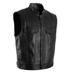 Détail du col montant et des poches à rabat sur ce gilet de moto en cuir noir pour homme