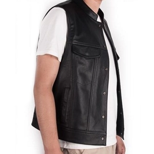 Détail du gilet en similicuir noir avec boutons-pression en métal et col montant