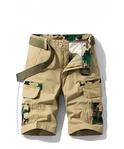 Détail du short cargo kaki avec doublure camouflage et ceinture textile olive