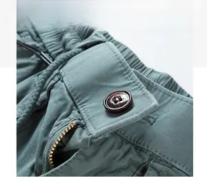 Détail du short cargo avec taille élastique, cordon et fermeture éclair en métal