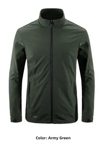 Details der militärgrünen Outdoor-Jacke mit Stehkragen und verstellbaren Ärmelbündchen