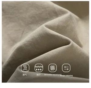 Détail du tissu technique kaki avec texture respirante et propriétés anti-plis