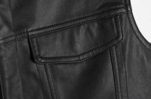 Vue détaillée de la veste en similicuir noir avec poches renforcées à double couture