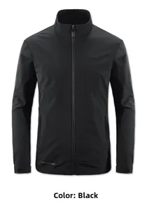 Detailansicht der schwarzen Jacke mit dem Free and Easy Schriftzug am Saum
