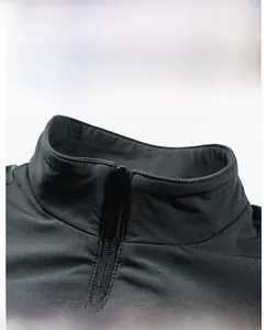 Detailansicht des Stehkragens und des hochwertigen Reißverschlusses der Sportjacke