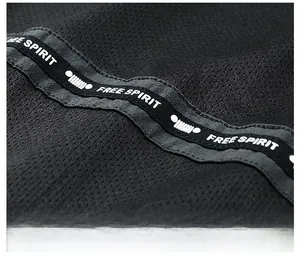Nahaufnahme von Mesh-Futter mit FREE SPIRIT Schriftzug und markantem Kühlergrill-Logo