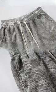 Détail du tissu gaufré sur un short gris tie-dye avec taille élastique à cordon de serrage