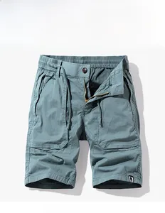 Détail du short cargo montrant la taille élastique, le zip et la texture du tissu