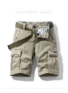 Vue détaillée du short cargo kaki montrant la ceinture tressée et la doublure camouflage