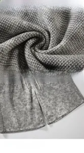 Gros plan sur la texture gaufrée grise et le cordon de serrage du short de sport
