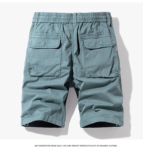 Détail de l'arrière d'un short cargo pour homme avec de grandes poches à rabat en coton lavé