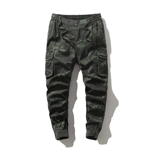 Pantaloni cargo mimetici da uomo con coulisse e tasche laterali su sfondo bianco