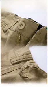 Détails du short cargo kaki avec braguette à glissière et bouton métallique robuste