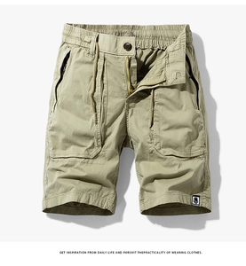 Vue détaillée du short cargo kaki pour homme avec taille élastique et tissu coton durable