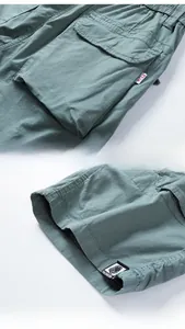 Détail du short cargo vert pois montrant la poche arrière boutonnée et l'ourlet fashion