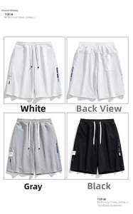 Vista dettagliata degli shorts funzionali retrò in bianco, grigio e nero con coulisse