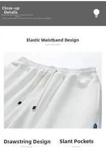 Dettaglio degli shorts bianchi a nido d'ape con vita elastica a coulisse e tasche laterali