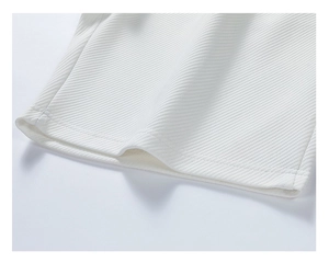 Dettaglio macro del tessuto a nido d'ape bianco e cuciture precise sull'orlo