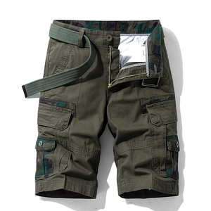 Short cargo homme vert armée avec détails camouflage et ceinture en toile robuste