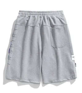 Vista posteriore di pantaloncini sportivi grigio chiaro con elastico in vita e tasca