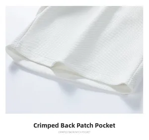 Détail de la poche plaquée arrière sur un short d'été blanc à texture gaufrée