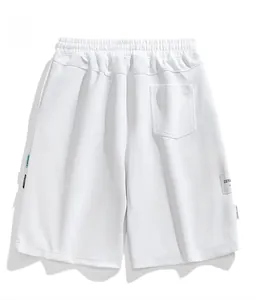 Détail du short blanc décontracté avec taille élastique, poche arrière et étiquette tissée