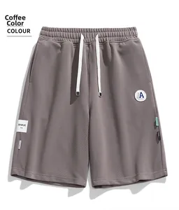 Vue détaillée du tissu gaufré marron café et des coutures du short décontracté pour homme