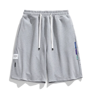 Pantaloncini casual uomo grigio chiaro con elastico in vita ed etichette decorative