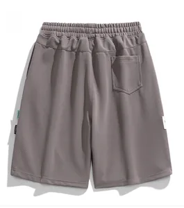 Détail du short de sport gris pour homme avec poche arrière et tissu en maille respirant
